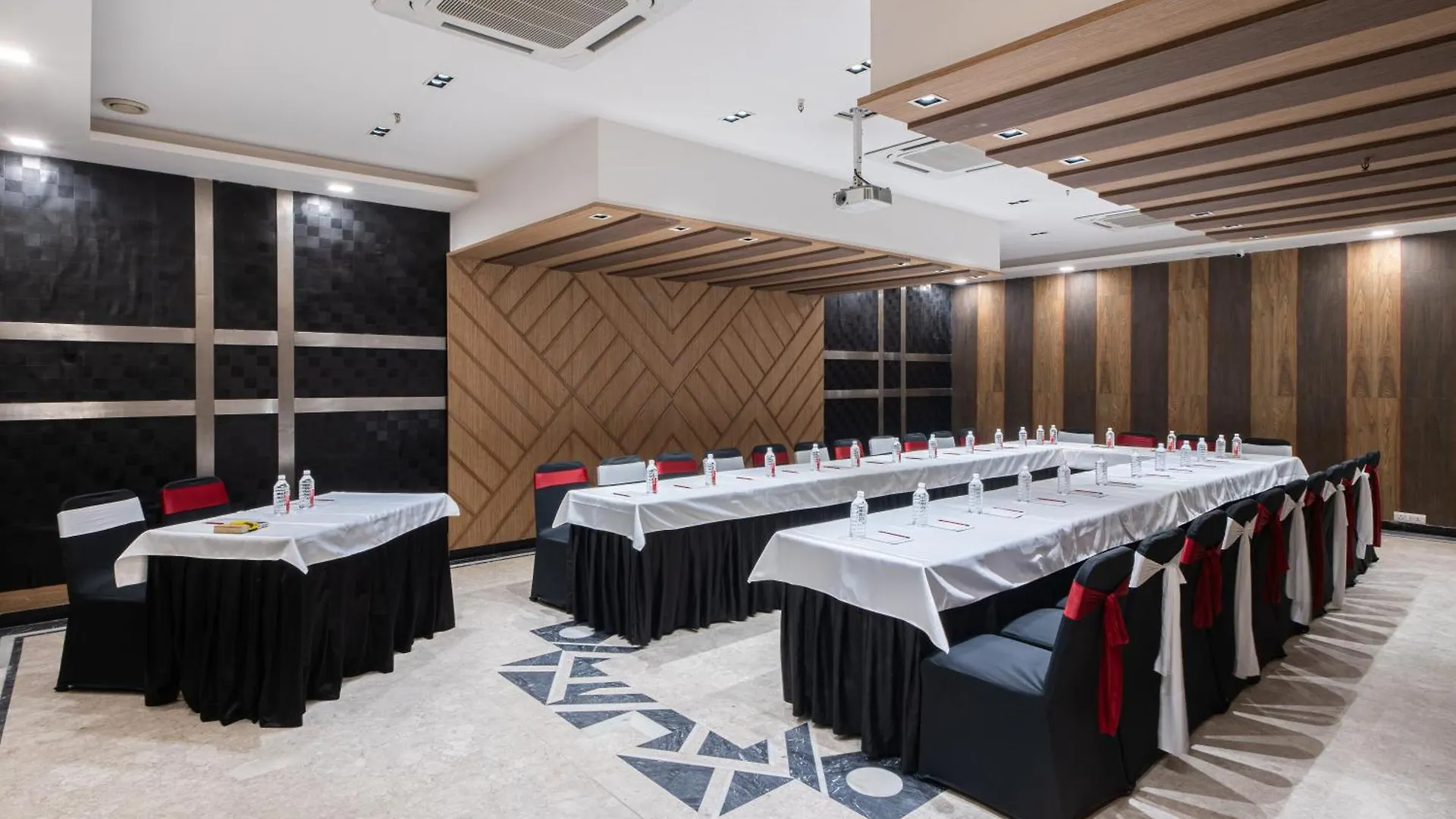 The Suncourt Hotel Yatri Delhi