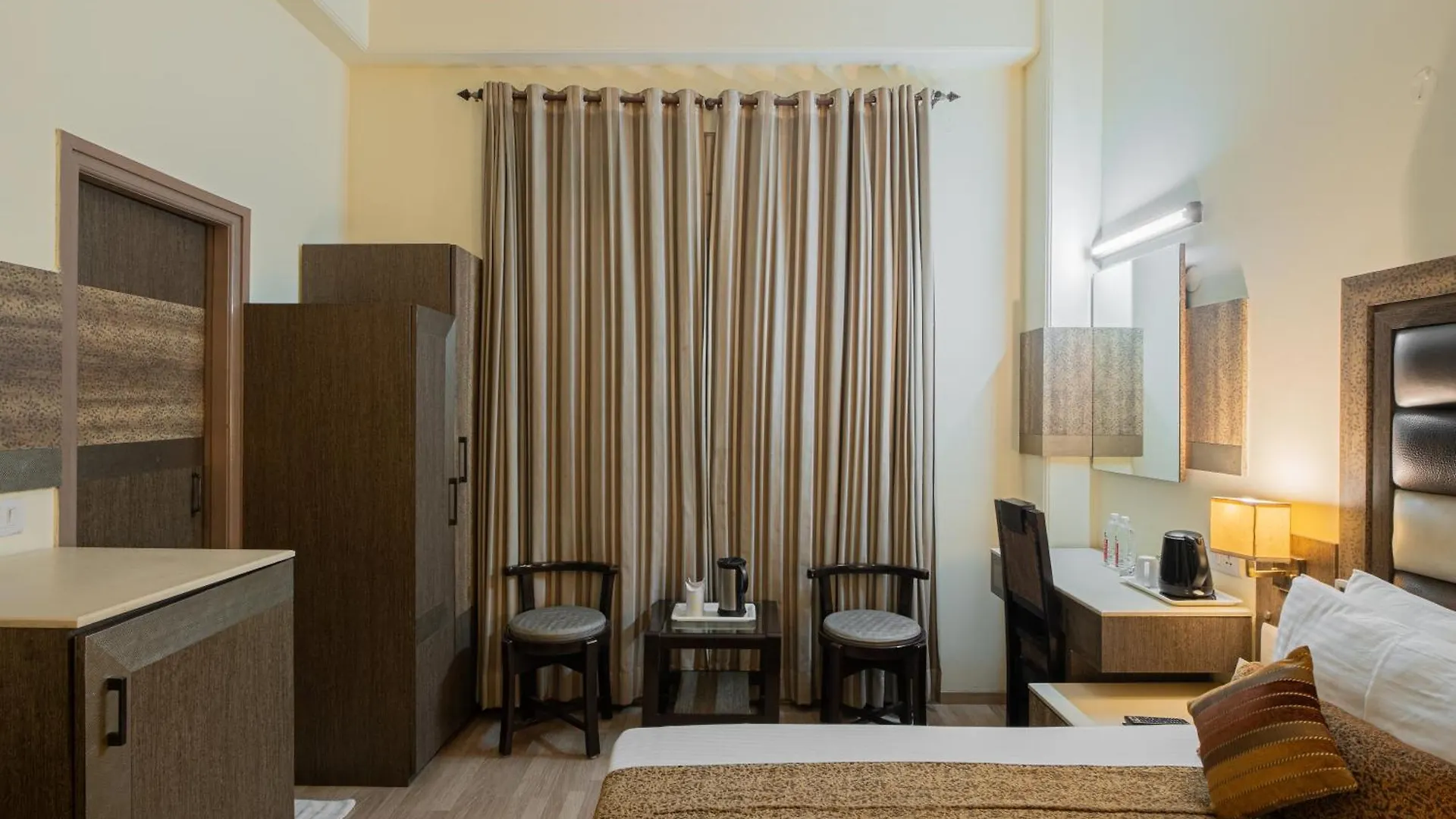 The Suncourt Hotel Yatri Дели 3*,