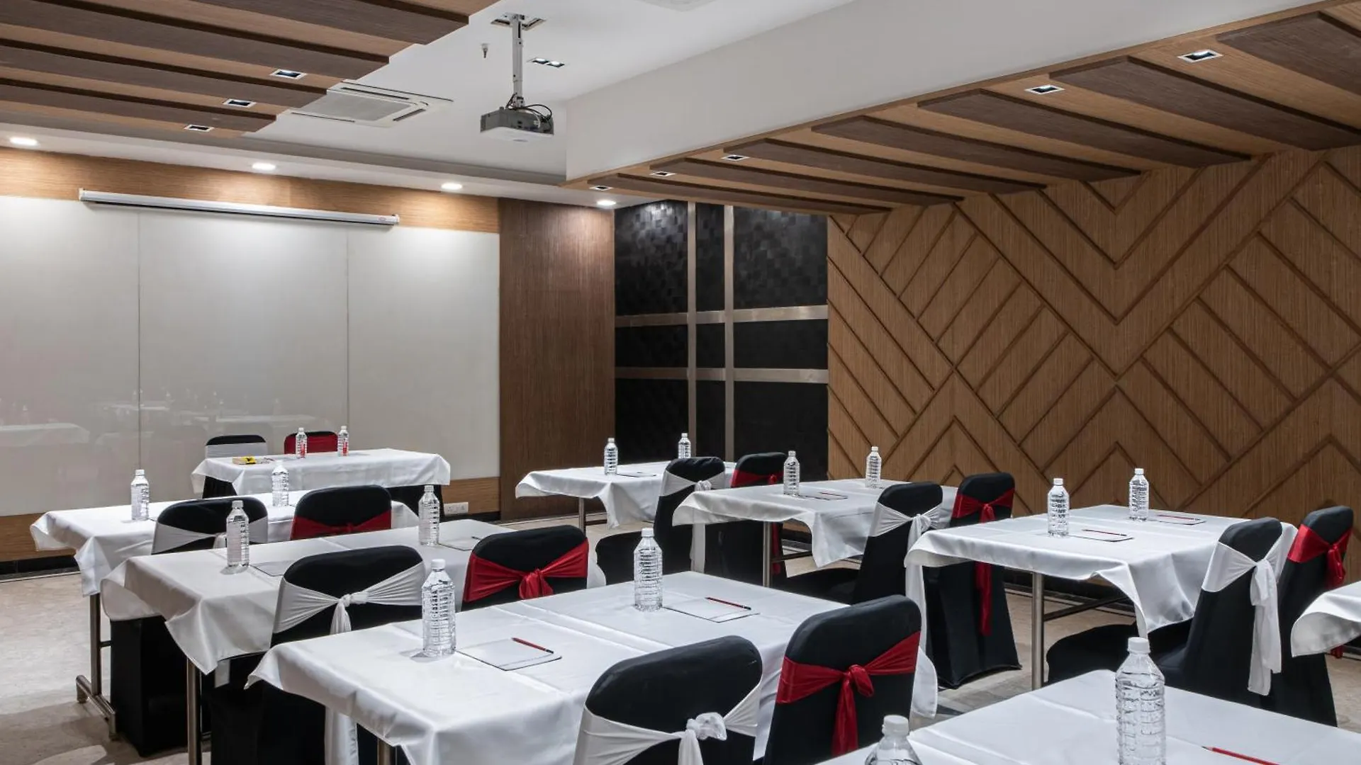 The Suncourt Hotel Yatri Дели