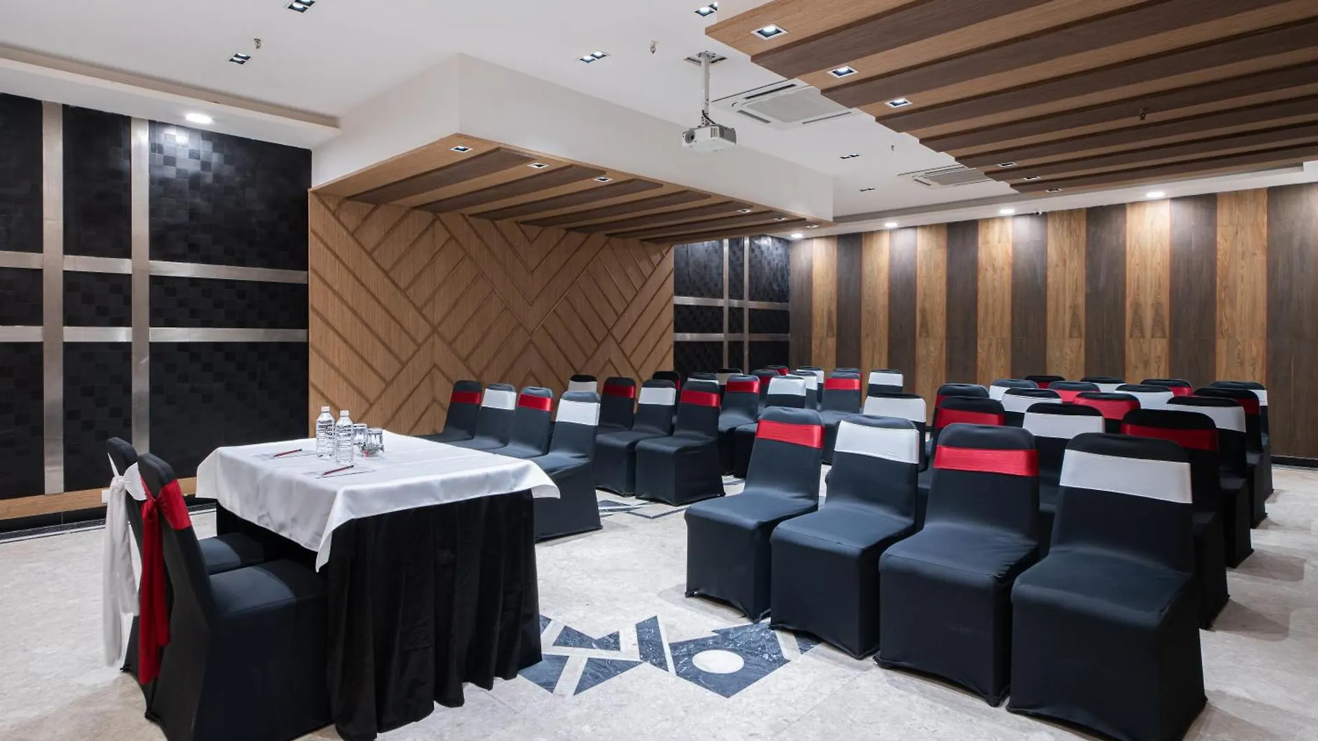 The Suncourt Hotel Yatri Delhi