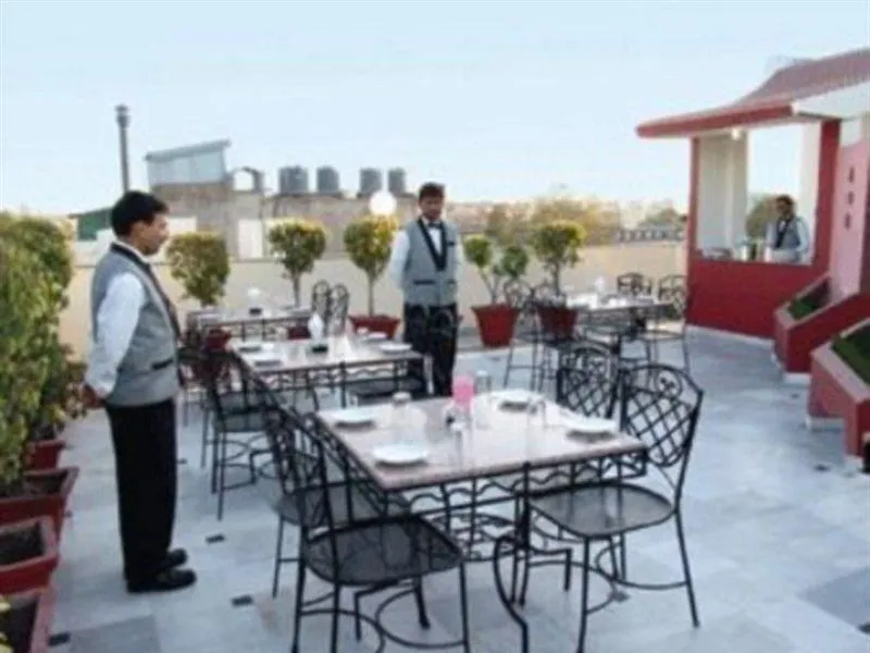 The Suncourt Hotel Yatri Delhi